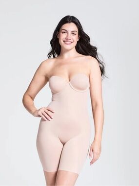 ASSETS by SPANX Women Flawless Finish Strapless Cupped Midthigh Bodysuit MEDIUM